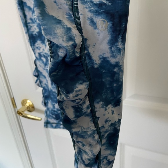 Blue tie dye Lululemon Leggings Size 6 - Picture 4 of 4